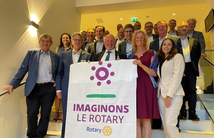 Le Gouverneur Pascal Grosse avec les Adjoints et les 
présidentes et présidents des Rotary et Rotaract clubs luxembourgeois